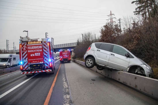Spektakul�rer Unfall: Auto hing nach Unfall auf Welser Autobahn bei Marchtrenk auf der Leitwand