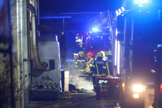 Drei Feuerwehren bei Brand bei einem Tischlereibetrieb in Scharnstein im Einsatz