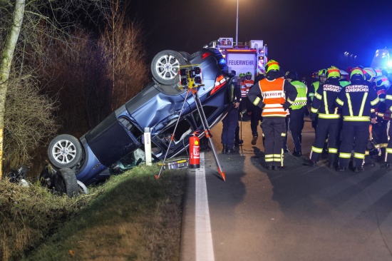 Auto gegen Baum: PKW landete nach schwerem Verkehrsunfall auf Wiener Stra�e bei Gunskirchen am Dach