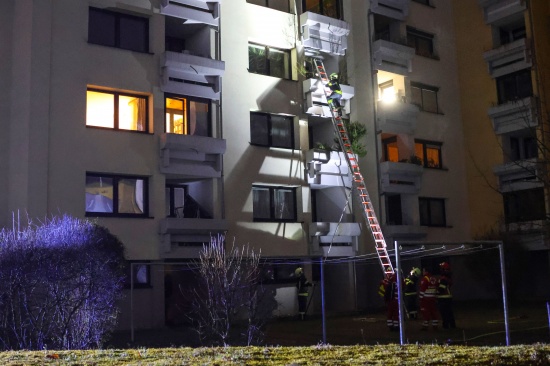 Brand eines Adventkranzes auf einem Balkon eines Mehrparteienwohnhauses in Wels-Lichtenegg