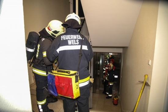 Feuerwehr bei Brandverdacht in einem Aufzug eines Mehrparteienwohnhauses in Wels-Neustadt im Einsatz