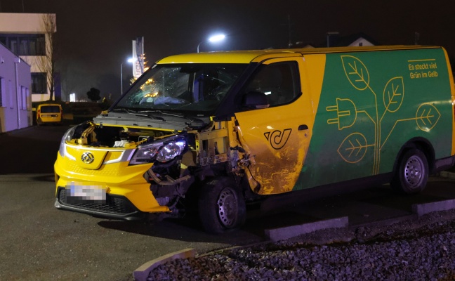 Crash zwischen Postfahrzeug und PKW auf Rieder Stra�e bei Aurolzm�nster