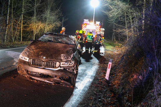 Auto �berschlagen: Verkehrsunfall mit zwei Verletzten auf Nibelungenstra�e in Haibach ob der Donau