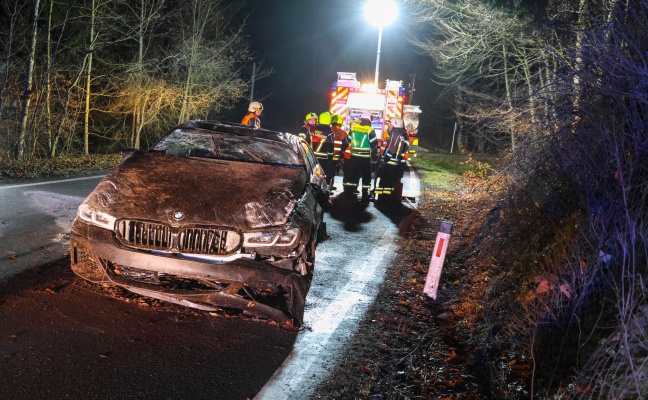 Auto �berschlagen: Verkehrsunfall mit zwei Verletzten auf Nibelungenstra�e in Haibach ob der Donau