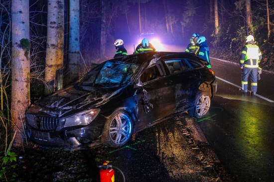 Auto bei schwerem Verkehrsunfall in Kematen am Innbach gegen B�ume gekracht und �berschlagen