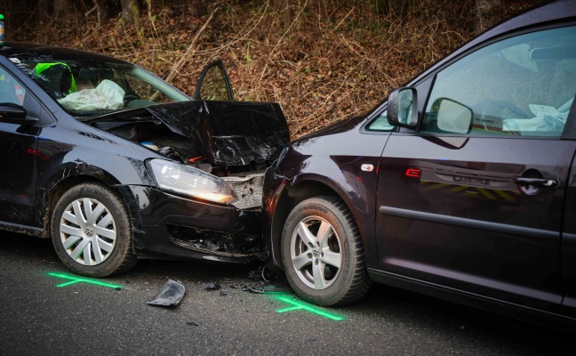 Frontalunfall zwischen zwei PKW auf Lamprechtshausener Stra�e bei Handenberg fordert drei Verletzte
