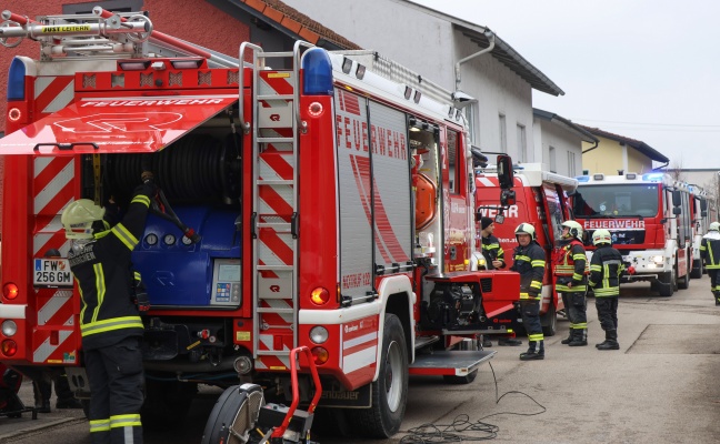 Geb�ude verraucht: Sechs Feuerwehren bei Kaminbrand in Laakirchen im Einsatz