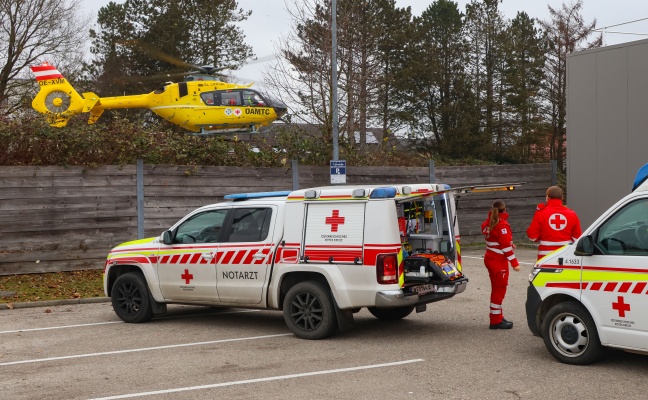 Notarzthubschraubereinsatz: Schwerverletzte Person nach Brand in einem Wohnhaus in Lambach