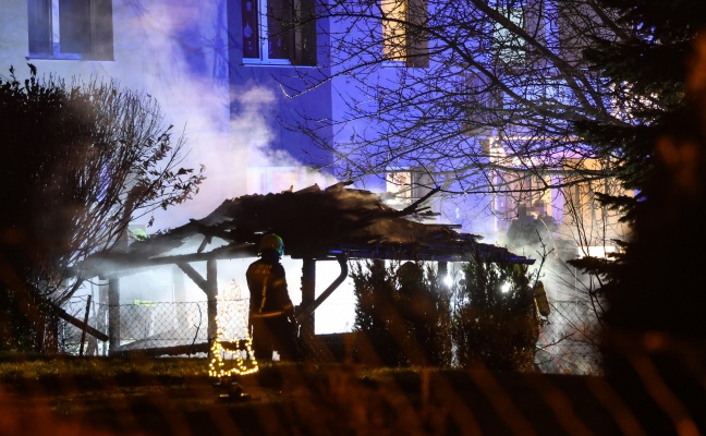 Gartenh�tte in Vollbrand: Zwei Feuerwehren bei Brand in Hofkirchen im Traunkreis im Einsatz