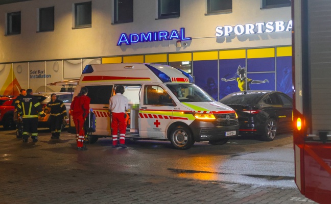 Personenrettung: Person nach Sturz in einem Wettlokal in Asten im Bereich der Bar eingeklemmt