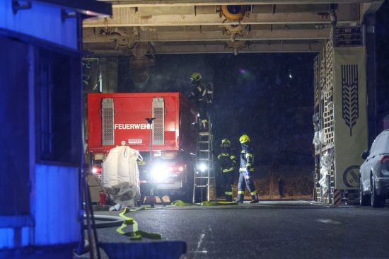 Silobrand: Nochmalige L�schma�nahmen durch Feuerwehr bei M�lzerei in Grieskirchen
