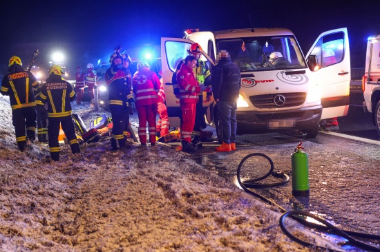 Vier Verletzte: Auto auf Innkreisautobahn bei Weibern gegen Betonmittelleitschiene geschleudert