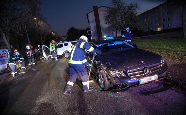 Verkehrsunfall: Auto in Leonding gegen geparktes Taxi gekracht