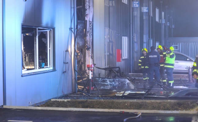M�glicher Brandanschlag: Zwei Feuerwehren bei Brand in einem Werkst�ttenpark in Regau im Einsatz