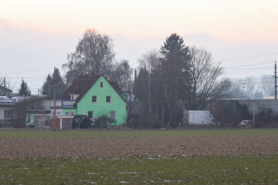 Altholz verbrannt: Zwei Feuerwehren zu vermutetem Brand eines Geb�udes in Pasching alarmiert
