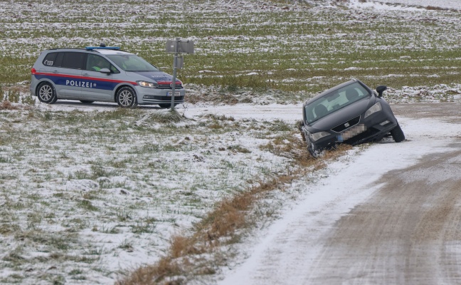 Auto in Seitenlage: Verkehrsunfall bei winterlichen Fahrbedingungen in Schiedlberg