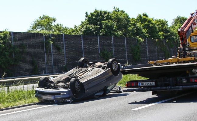Fahrzeug bei Unfall auf der Welser Autobahn berschlagen