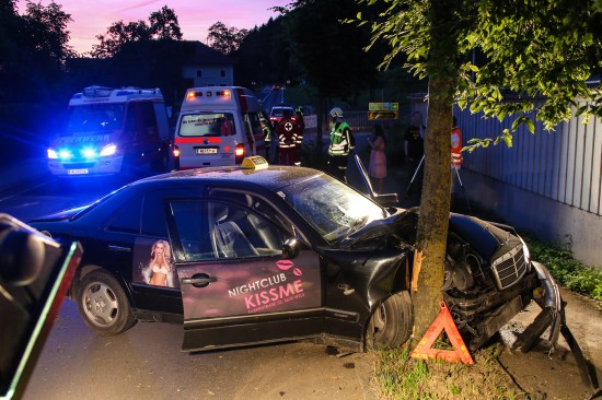 Taxi crasht bei Verkehrsunfall in Schleißheim gegen Baum