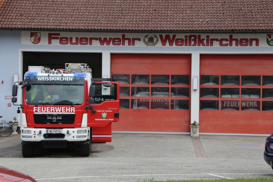 Feuerwehr bei Brand einer Selche in Weißkirchen an der Traun im Einsatz