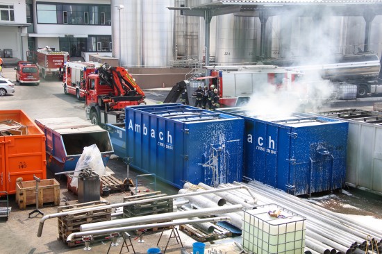 Feuerwehr bei Containerbrand auf Firmengelände in Wels-Vogelweide im Einsatz