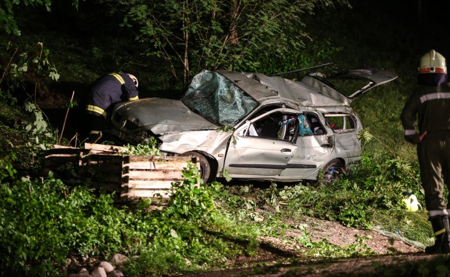 Drei Verletzte bei schwerem Verkehrsunfall auf der Steyrtal Strae in Grnburg