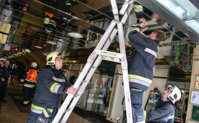 Feuerwehr bei Kleinbrand am Welser Stadtplatz im Einsatz