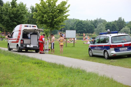 Rettungshubschrauber bei Badeunfall am Oedter See in Traun im Einsatz