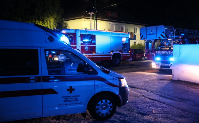Feuerwehr bei Kleinbrand im Keller eines Mehrparteienhauses in Wels-Vogelweide im Einsatz