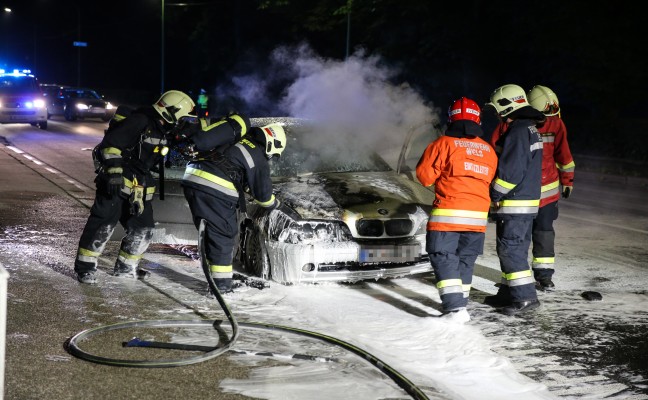 Feuerwehr bei nchtlichem PKW-Brand in Wels im Einsatz