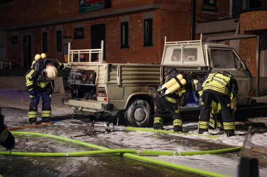 Brand im Motorraum eines Pritschenwagens von Feuerwehr gelöscht