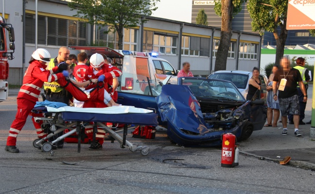 Fünf Verletzte bei schwerem Kreuzungscrash in Wels-Pernau