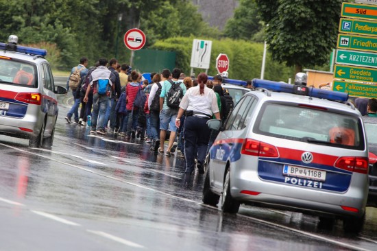 Nach Aufgriff von 43 Flchtlingen bei Sattledt hatte Polizei alle Hnde voll zu tun