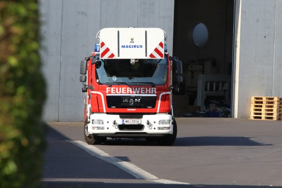 Feuerwehr bei Kleinbrand in einem Gewerbebetrieb in Wels-Pernau im Einsatz