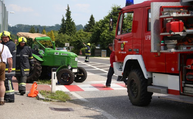 Oldtimer-Traktor bei Verkehrsunfall in Edt bei Lambach überschlagen