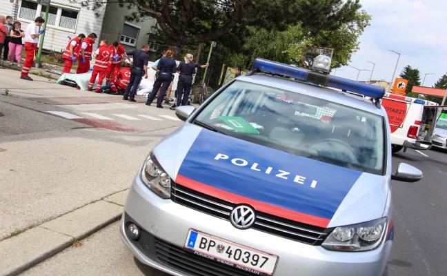 Radfahrerin bei Verkehrsunfall mit LKW in Wels-Pernau schwer verletzt