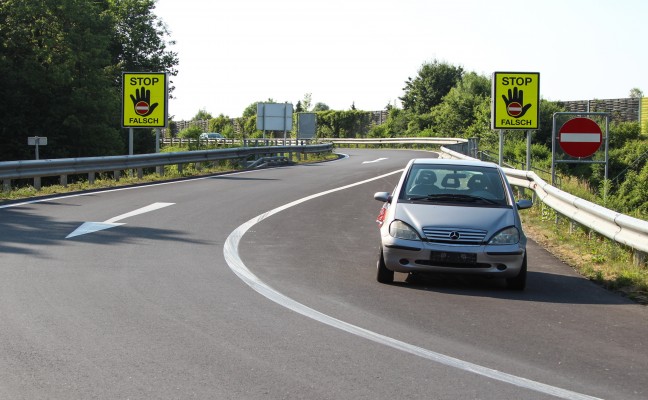 Neuerlich sorgt ein auf der Autobahn abgestelltes Fahrzeug fr Rtselraten