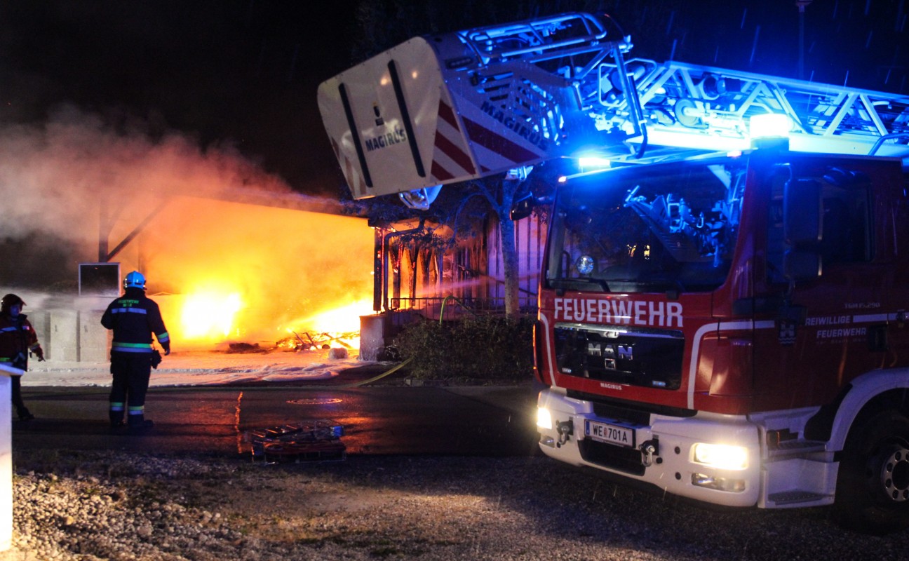 Carport Samt PKW Und Wohnwagenanhänger In Wels Puchberg In