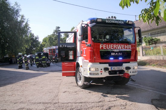 Feuerwehr bei PKW-Brand in Buchkirchen im Einsatz