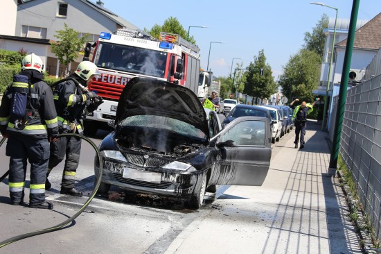 Fahrzeugbrand in Wels-Pernau mit Feuerlöscher bereits gelöscht