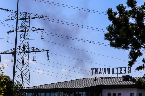 Rauchsäule bei Brand einer Rundballenpresse in Geiersberg
