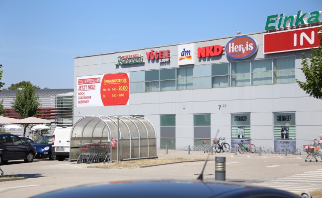 Einbrecher seilten sich mit Gartenschluchen vom Dach in Einkaufszentrum ab und wollten Bankomat knacken