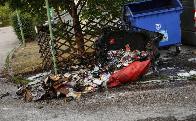Grillkohle fhrte zu Brand eines Papiercontainers in Wels-Lichtenegg