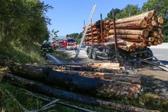 Mit Holz beladener LKW-Anhänger auf der Westautobahn bei Pucking in Brand
