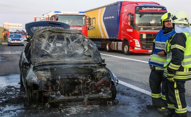 PKW auf der Westautobahn bei Eberstalzell in Vollbrand