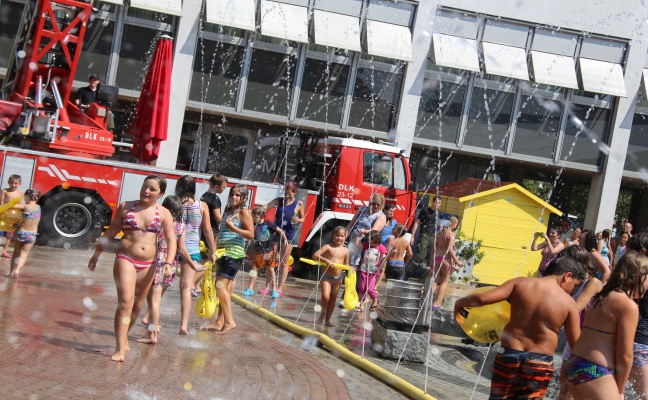 Life Radio und Feuerwehr sorgten mit Splashmob fr Abkhlung in Marchtrenk