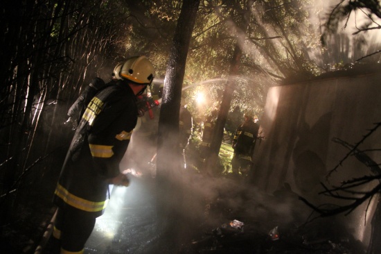 Gefährlicher Brand entlang einer Hausfassade in Schleißheim