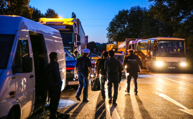 Schlepper festgenommen: 31 Syrer in desolaten Kleintransporter gepfercht
