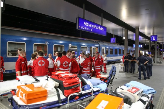Flüchtlinge im Bahnhof Attnang-Puchheim vom Roten Kreuz versorgt