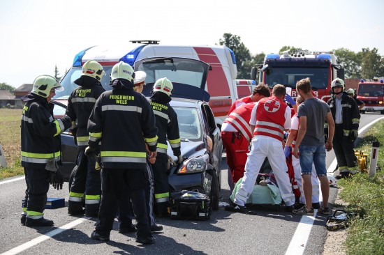 Schwerer Verkehrsunfall mit eingeklemmter Person auf der Schartner Straße in Wels