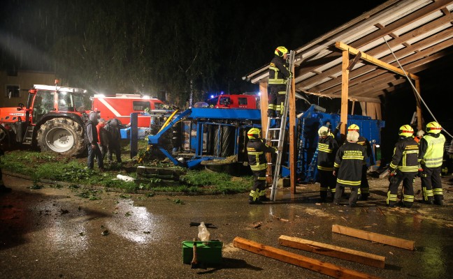 Flugdach in Gunskirchen nach Unfall mit Traktor einsturzgefhrdet